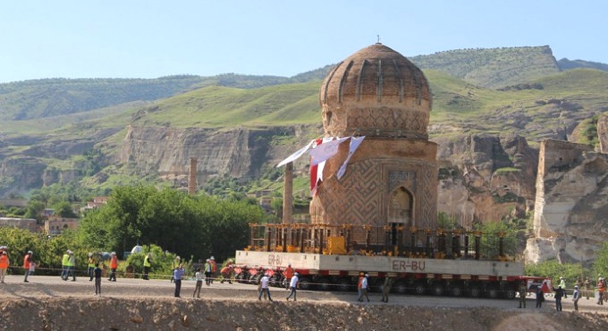 Tarihi Zeynel Bey Türbesi Taşınıyor