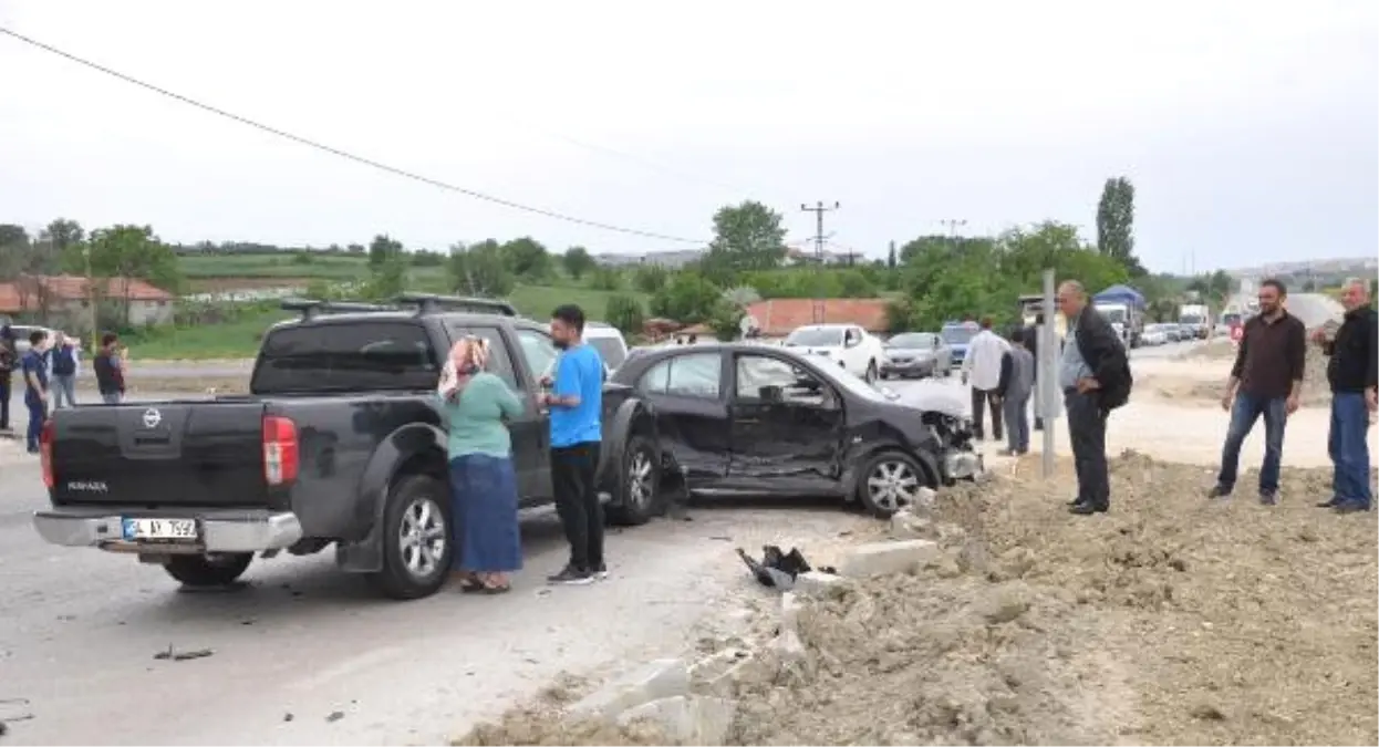 Tek Şeride Düşürülen Yolda Zincirleme Kaza: 3 Yaralı