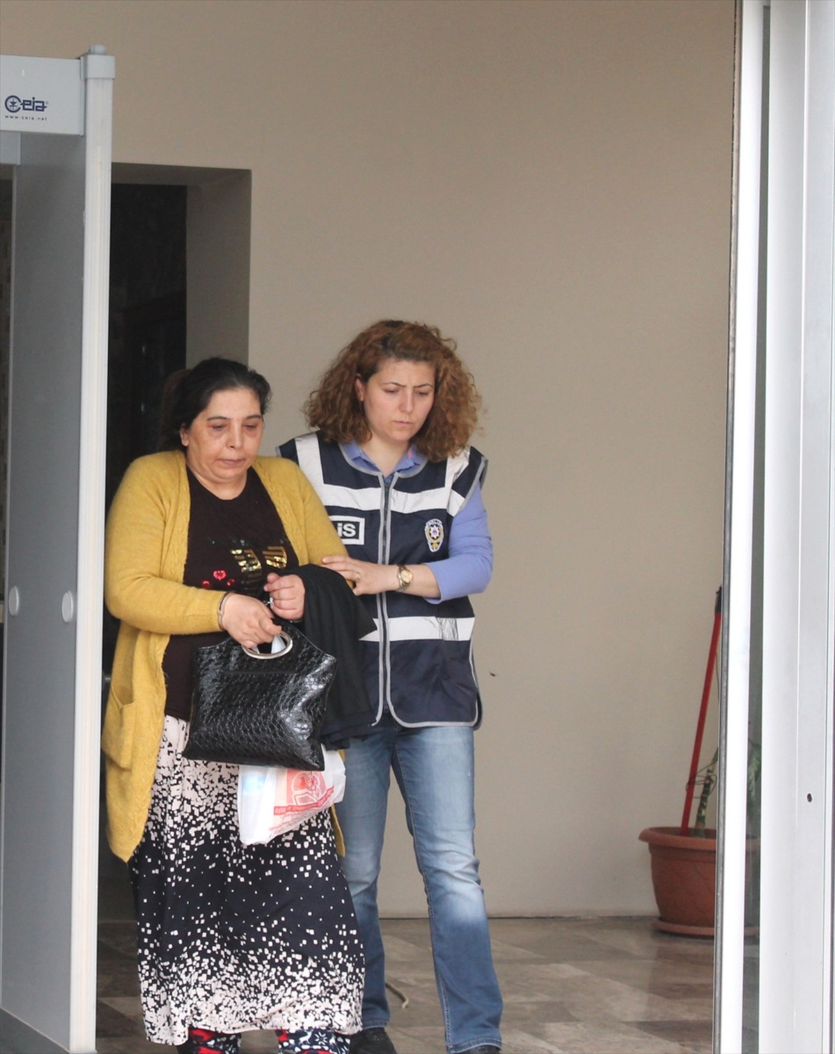 Yankesici Semt Pazarında Suçüstü Yakalandı