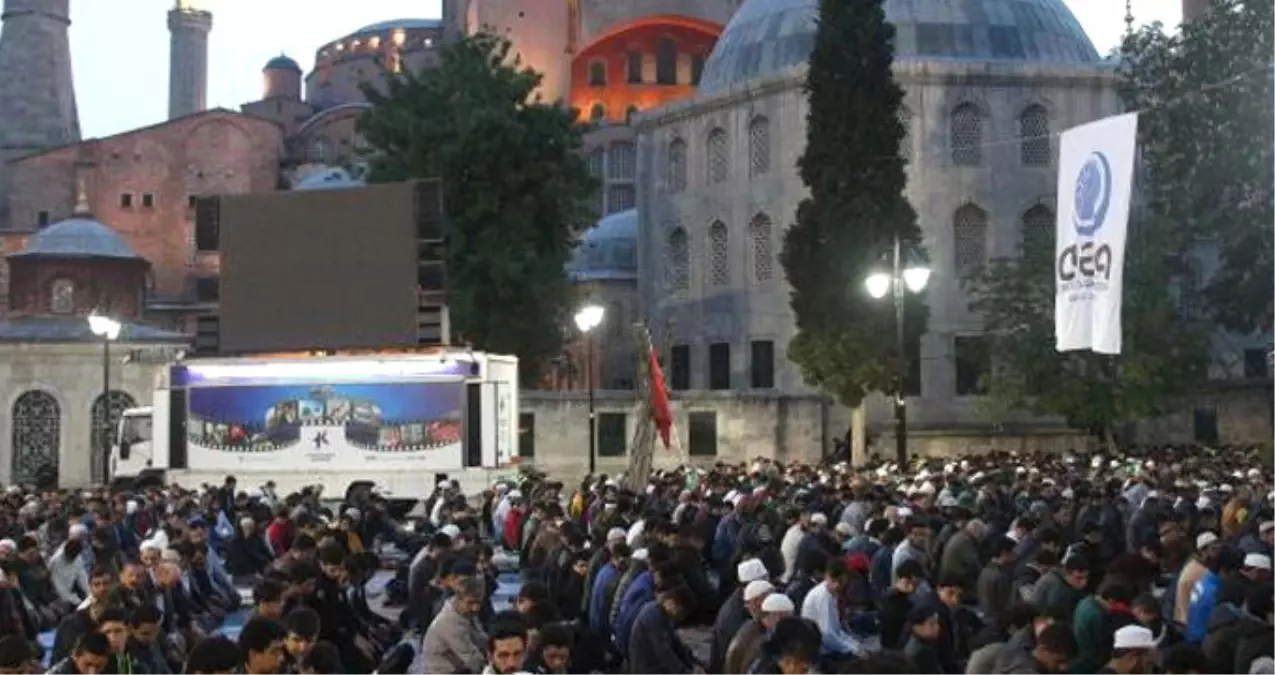 Ayasofya Meydanı\'nda Sabah Namazı