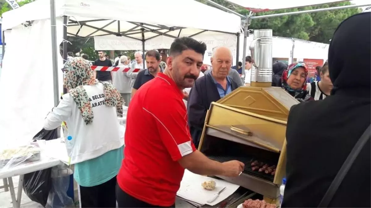 Biga\'da Öğrenciler Yararına Kermes Düzenlendi