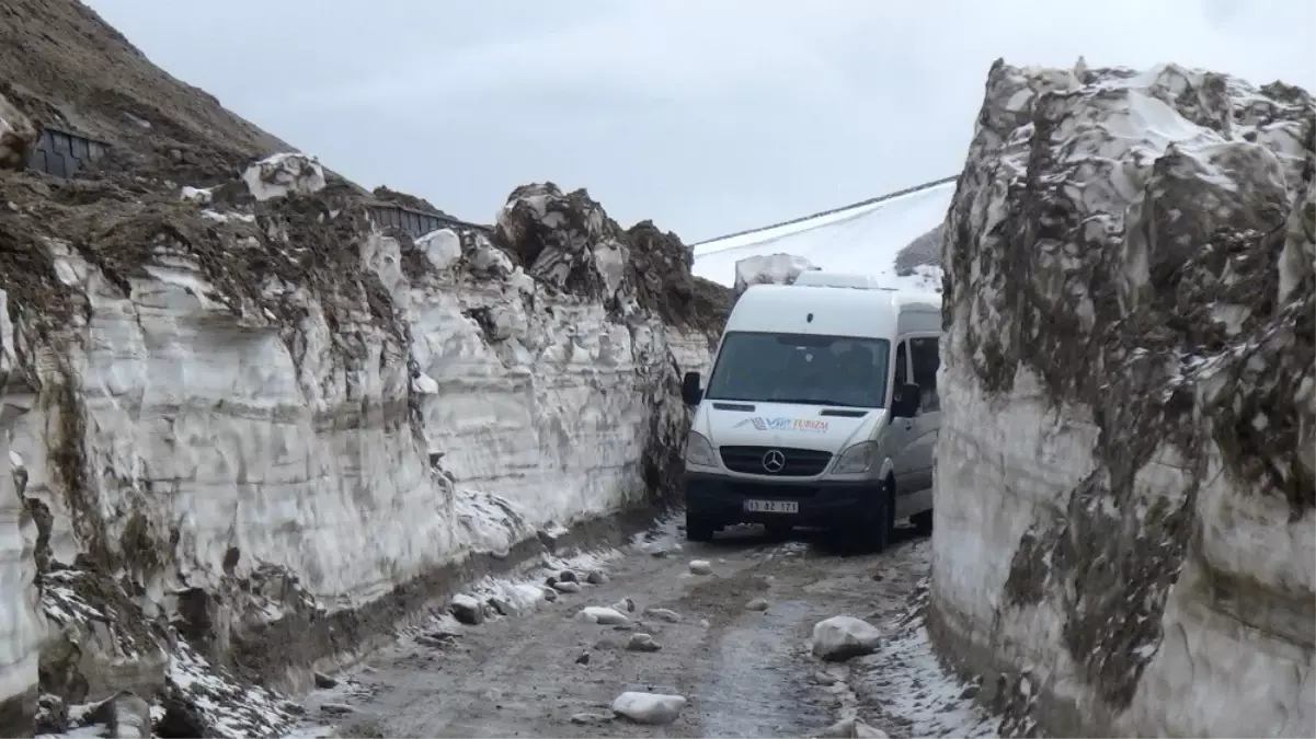 Bitlis\'te Kar Kalınlığı 4 Metreyi Buluyor