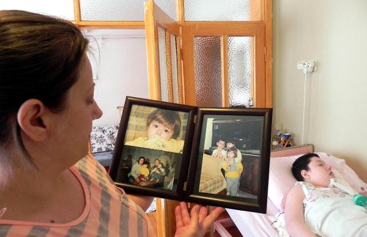 Çaresiz Hasta Kızının Başından 22 Yıldır Ayrılmayan Anne \'Anneler Günü\'ne Karşı
