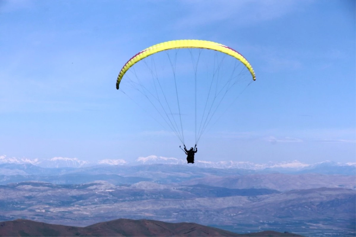 Festivalde, Bisiklet Yarışları ve Yamaç Paraşütü Renkli Görüntüler Oluşturdu