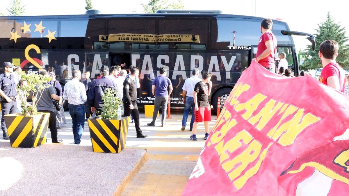 Galatasaray, Gaziantep\'te Protestoyla Karşılandı