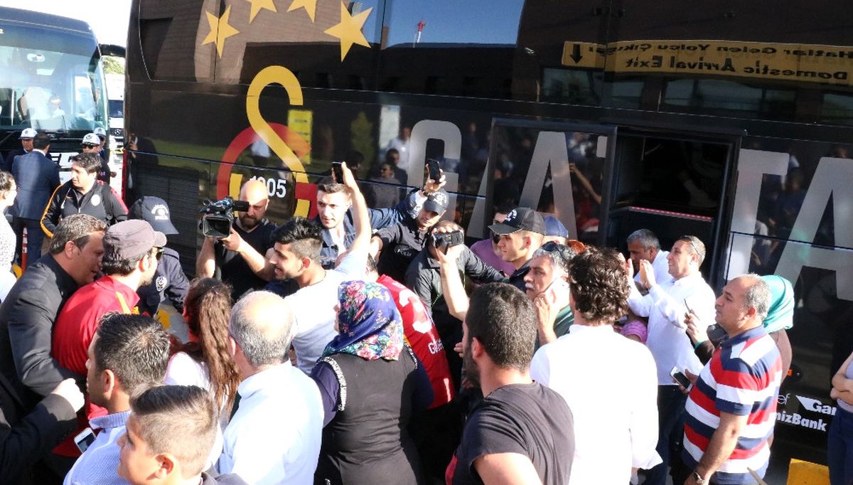 Galatasaray Protestoyla Karşılandı