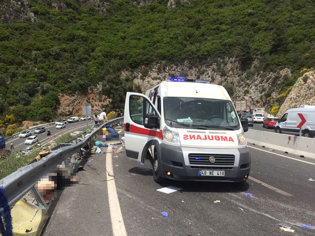 Güncelleme 4 - Muğla\'da Yolcu Midibüsü Uçuruma Yuvarlandı