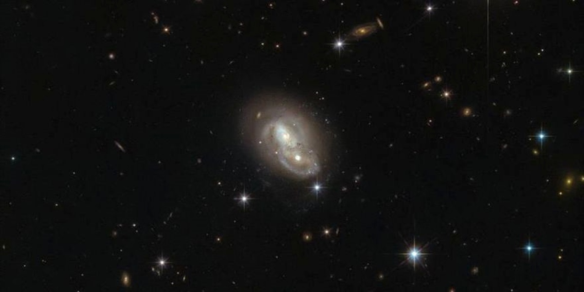 Hubble Teleskobu Tavşan Takımyıldızı\'nda "Galaksi İkizi" Keşfetti
