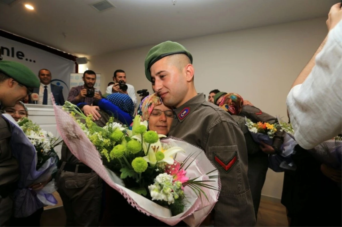 Huzurevine \'Anneler Günü\' Ziyareti Yapan Askerlere Büyük Sürpriz