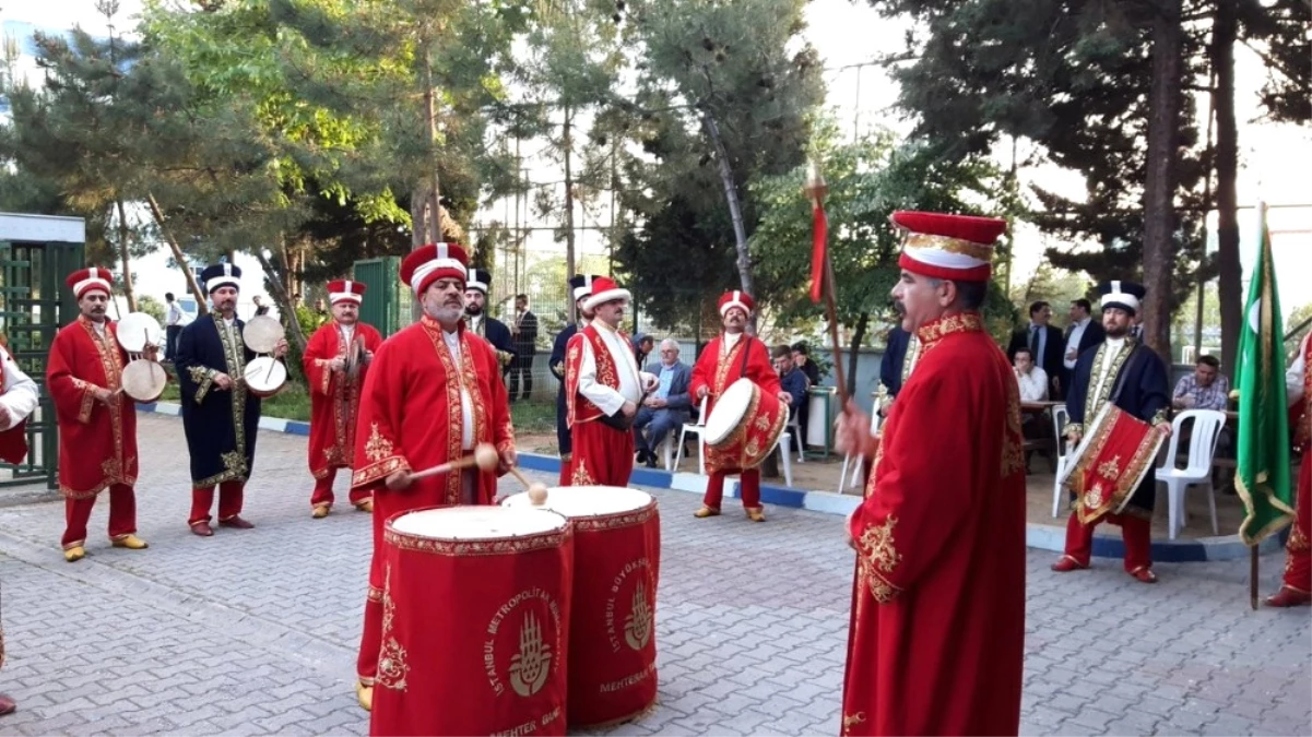 İhlas Vakfı Bahçelievler Yurdu\'nda Mehterli Mezuniyet Coşkusu