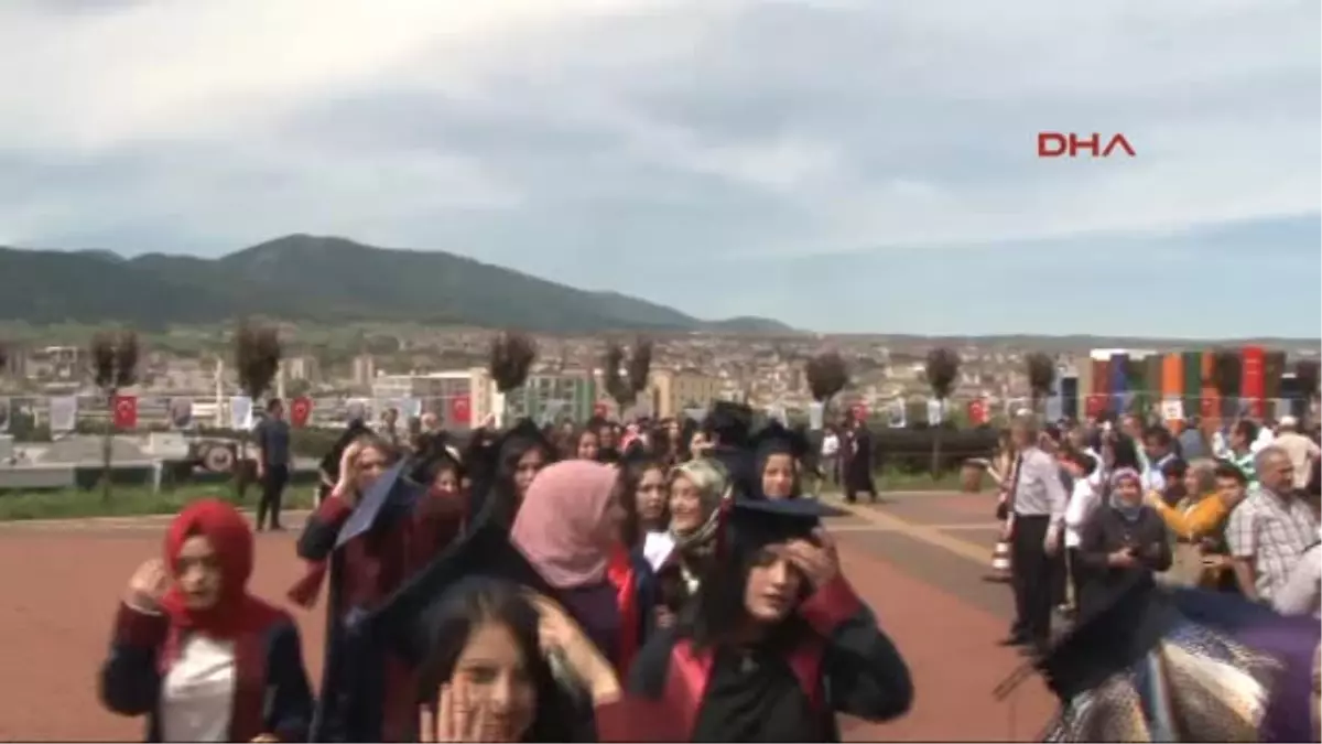 Karabük Yüksekokulu Anne Birinci Kızı Ikinci Bitirdi