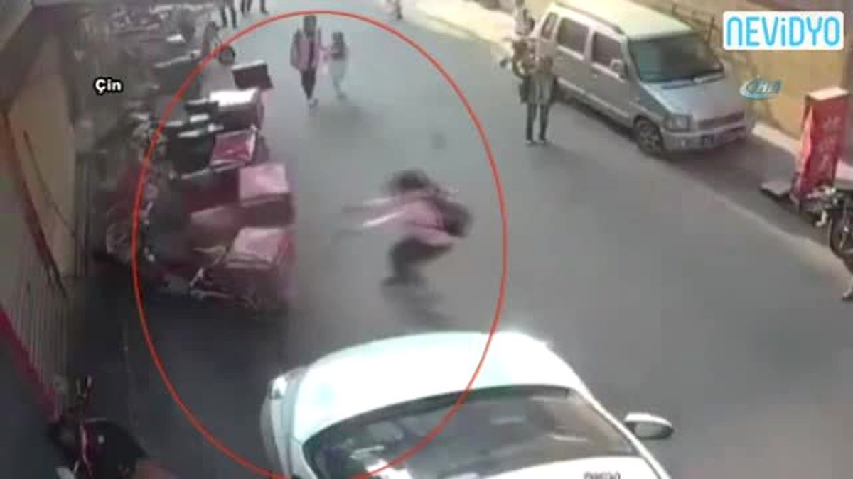 Küçük Çocuk 3. Kattan Böyle Düştü