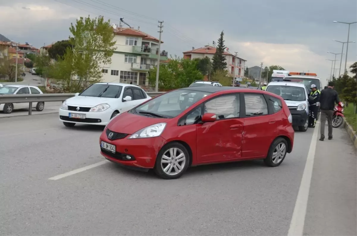 Manisa\'da Trafik Kazası: 3 Yaralı