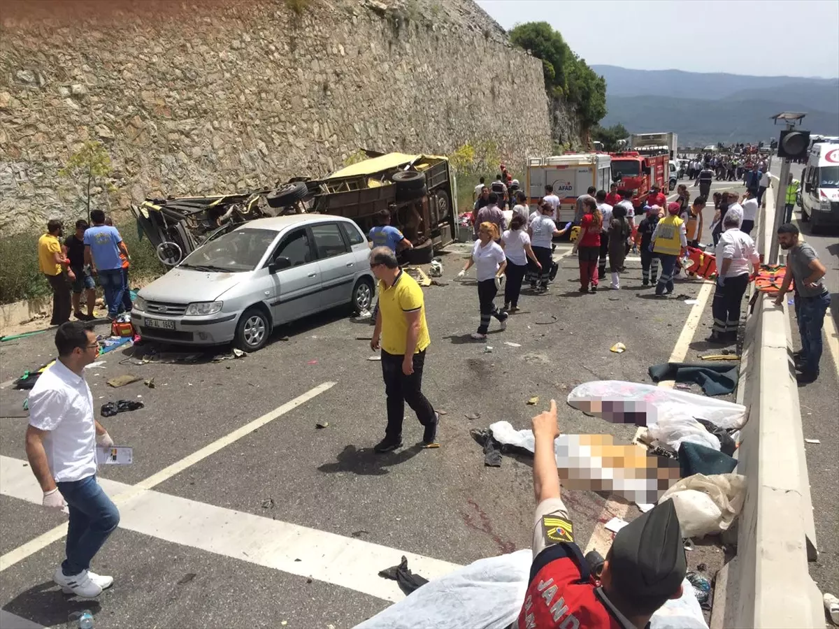 Muğla\'da Yolcu Midibüsünün Şarampole Yuvarlanması
