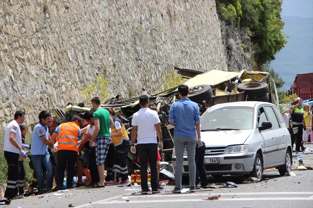 Muğla\'da Yolcu Midibüsünün Uçuruma Devrilmesi