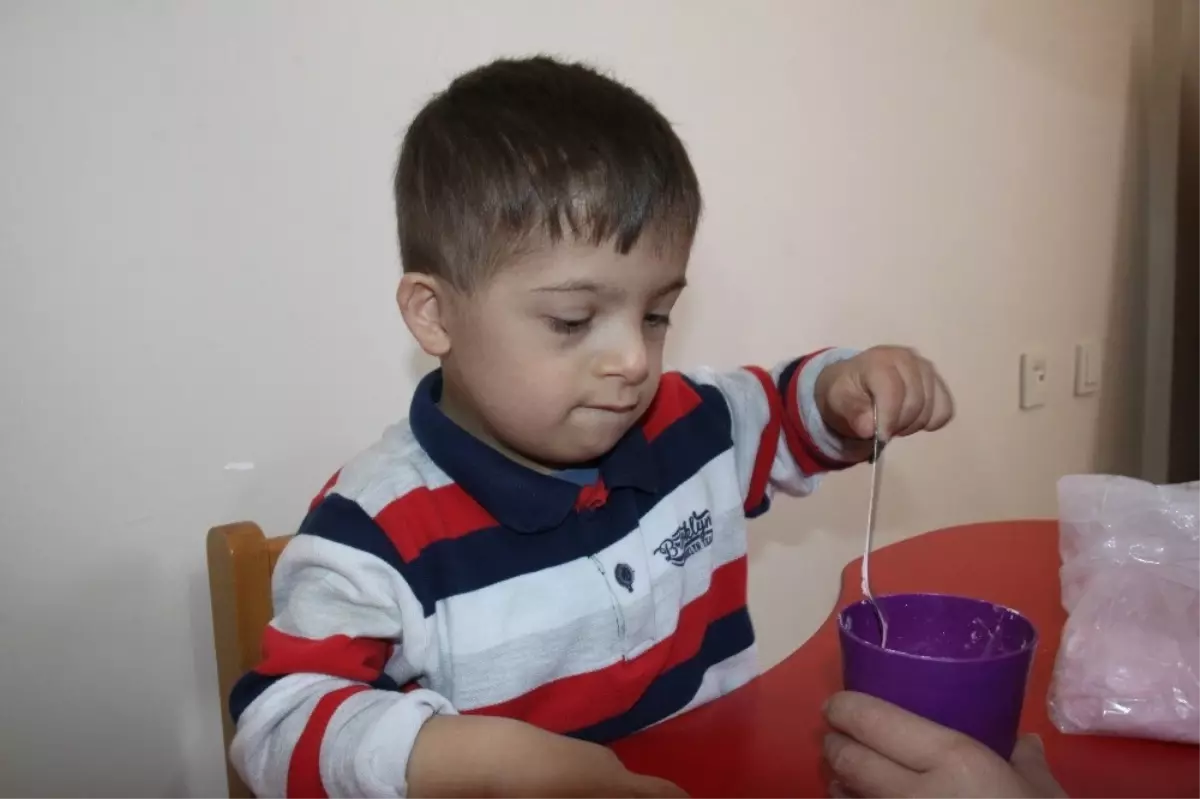 Engelli Öğrenciler, Annelerine Elleriyle Hediye Yaptı