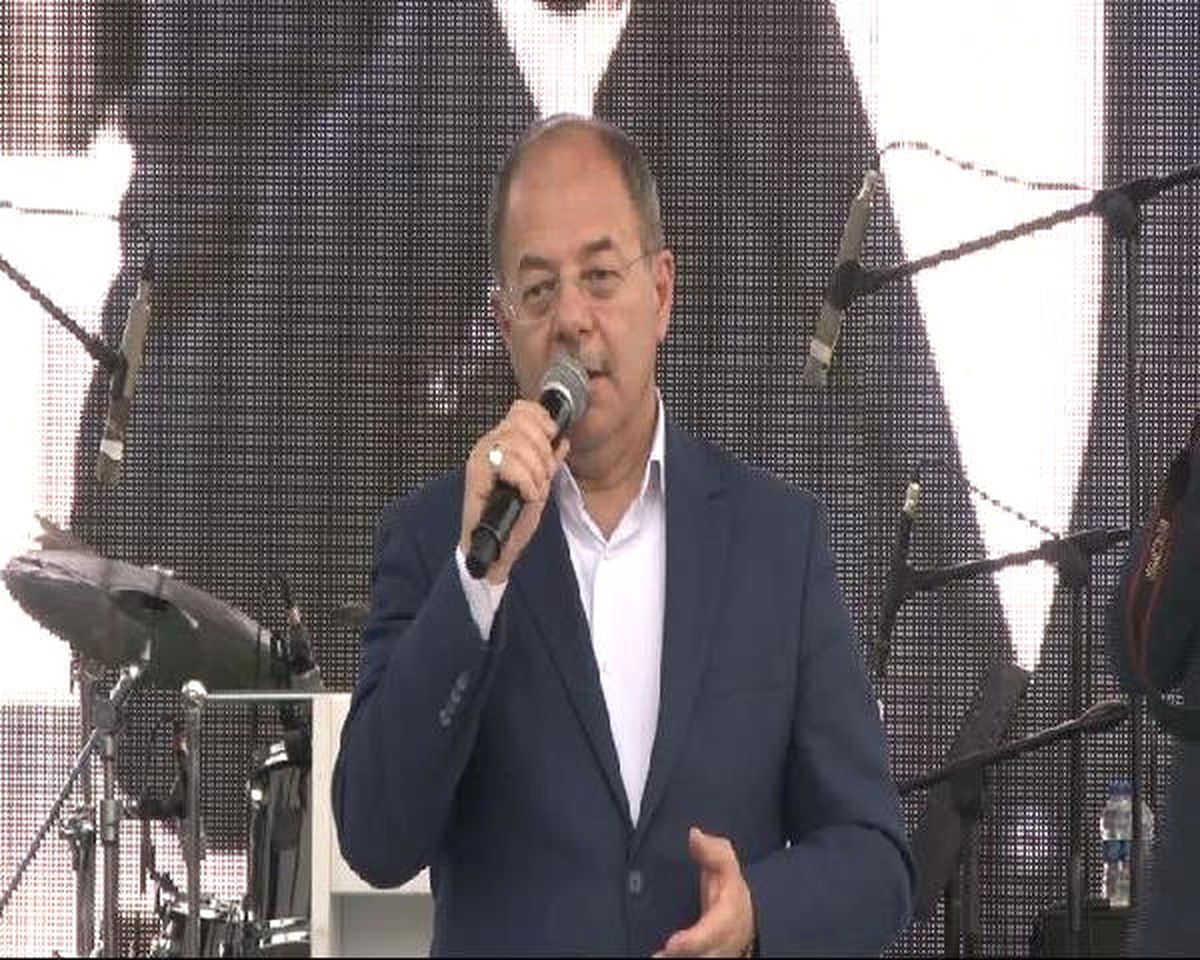 Sağlık Bakanı Recep Akdağ, Zeytinburnu\'nda Mesir Macunu Dağıttı