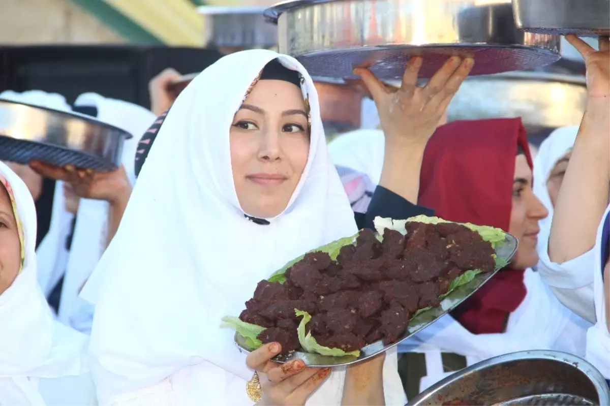 Şanlıurfa\'da 400 Kadın Çiğ Köfte Yoğurarak Rekor Kırdı