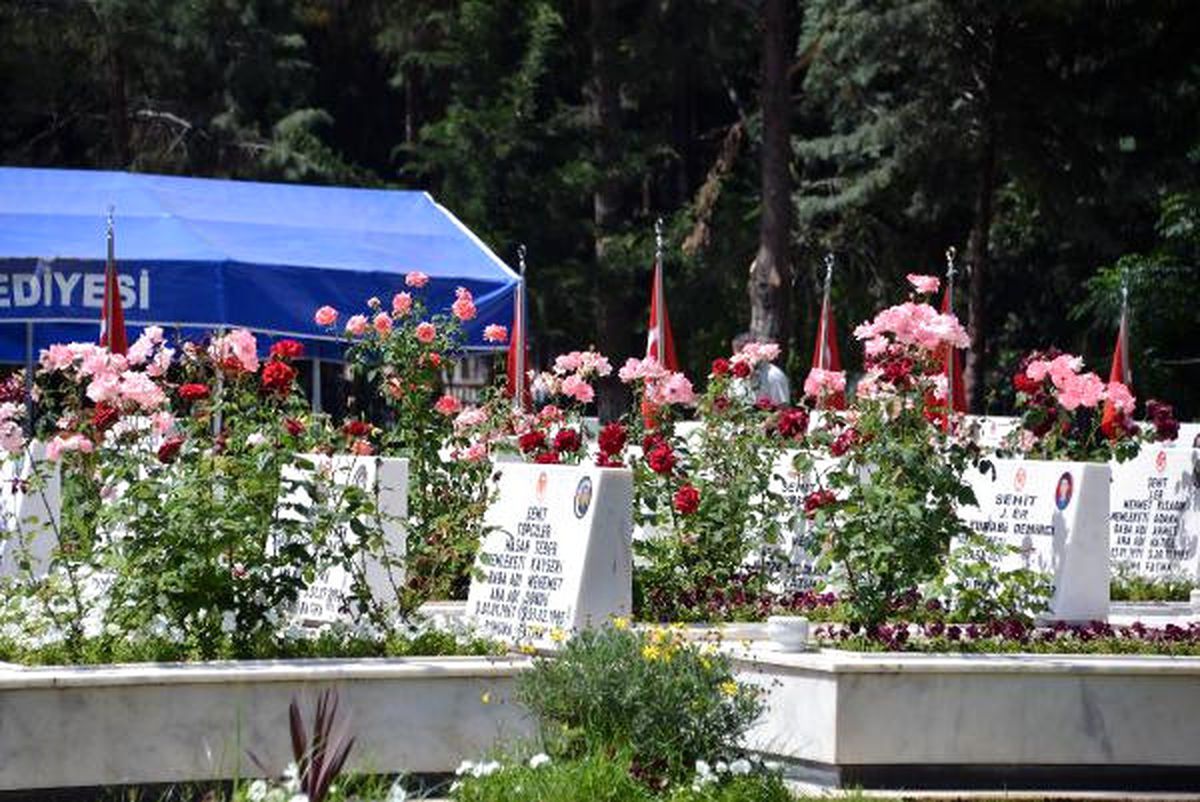 Şehitlikte \'Anneler Günü\' Hazırlığı