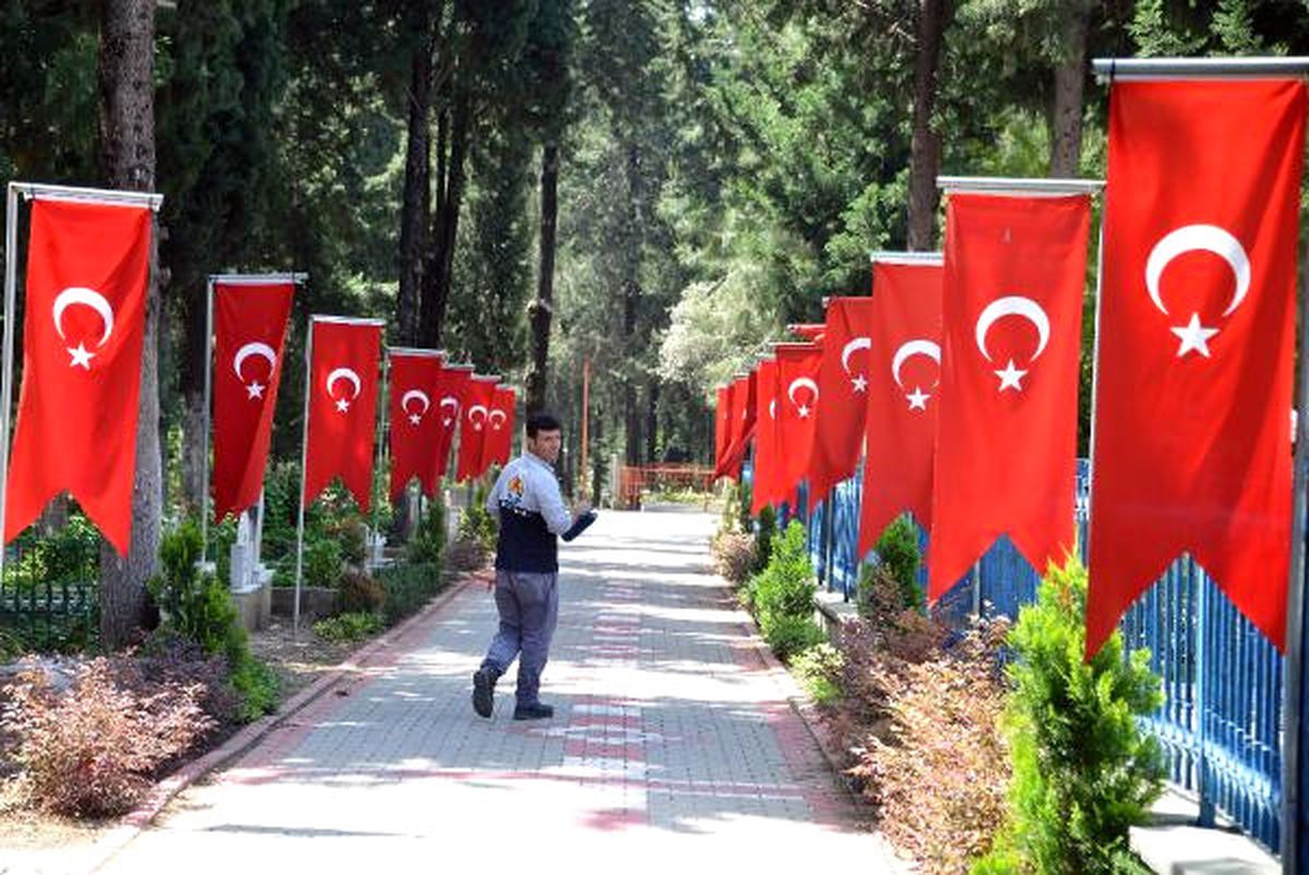 Şehitlikte \'Anneler Günü\' Hazırlığı