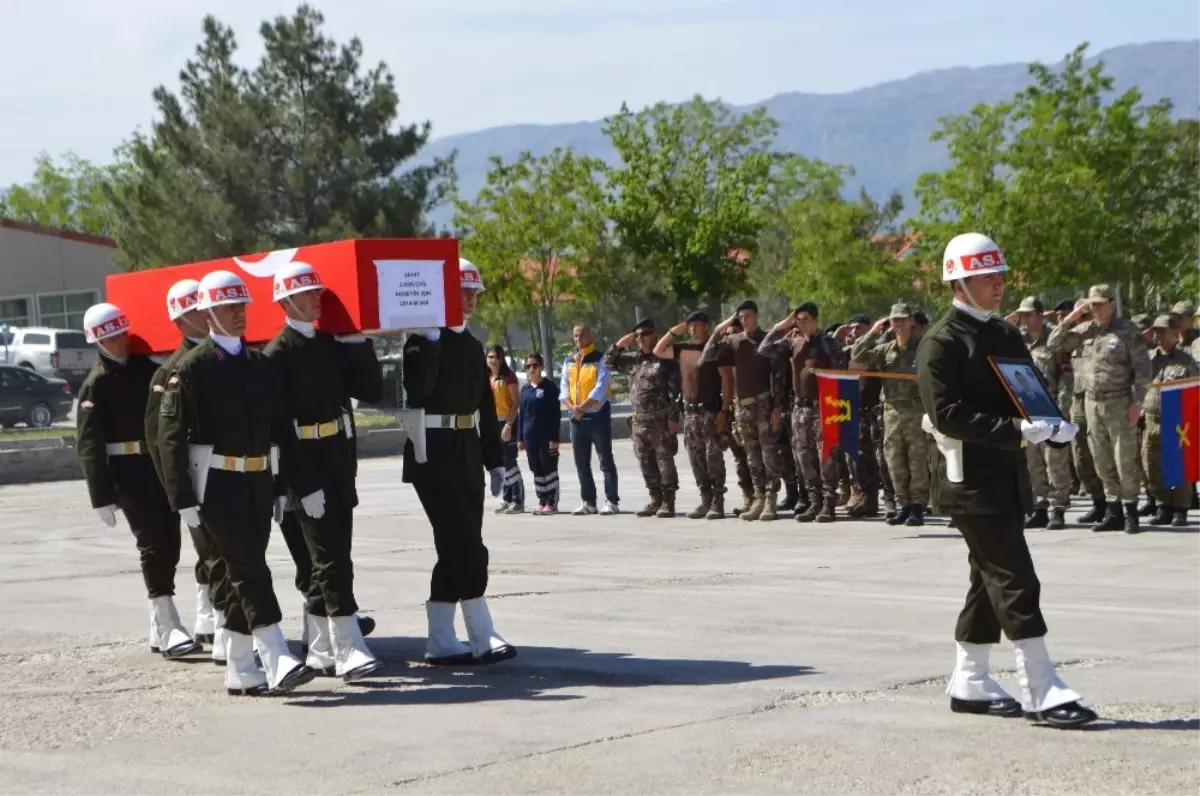 Şırnak Şehidi Işık Törenle İstanbul\'a Uğurlandı