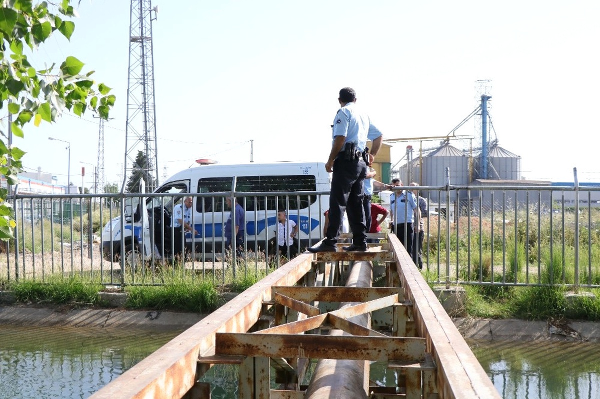 Sulama Kanalına Düşen Genci Suni Teneffüsle Kurtardı