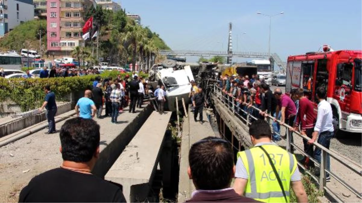 Tır Çekicisi İçerisine Sıkışan Sürücü 1.5 Saat Sonra Kurtarıldı