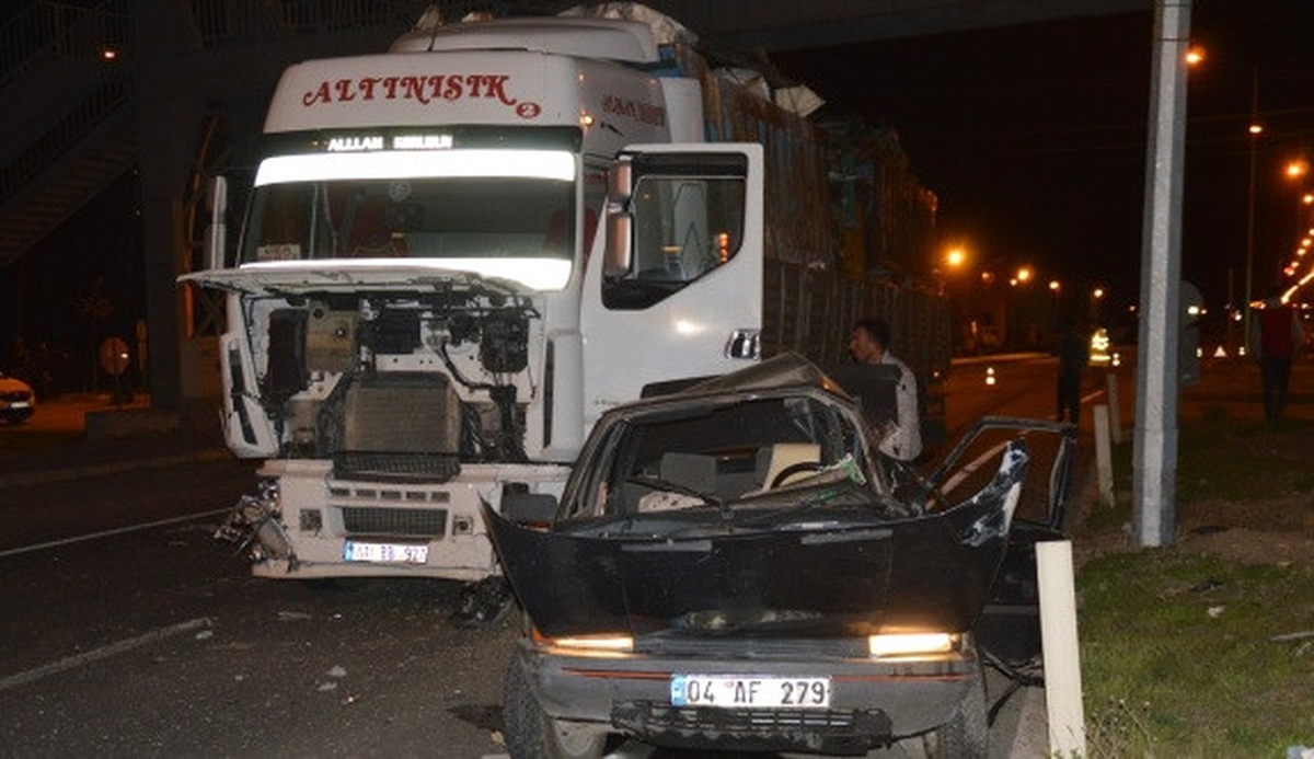 Tırın Altında Sürüklenen Otomobilden Kurtarıldı