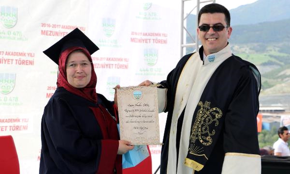 Yüksekokulu Anne Birinci Kızı İkinci Bitirdi