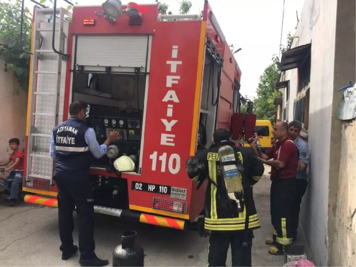 Adıyaman\'da, Suriyelilerin Yaşadığı Evde Yangın