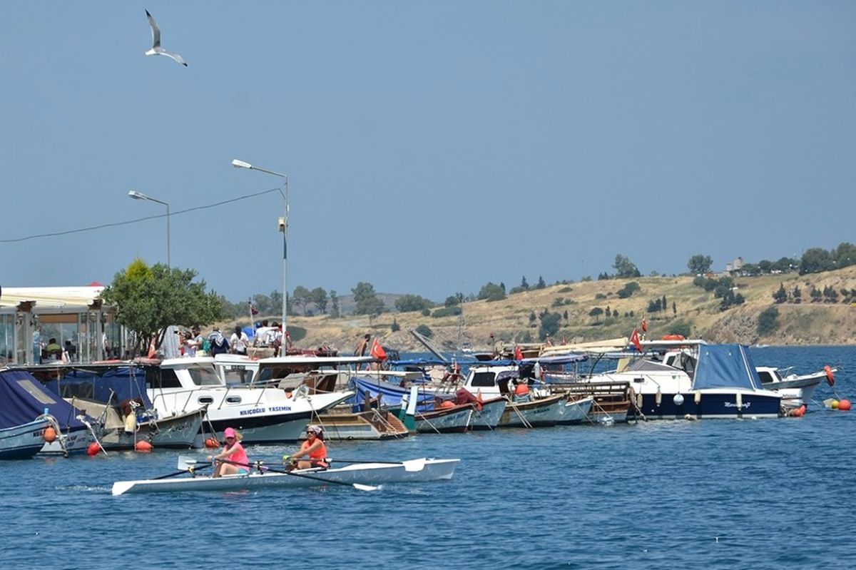 Anneler Günü\'nde Foça\'da Kürek Çekme Etkinliği