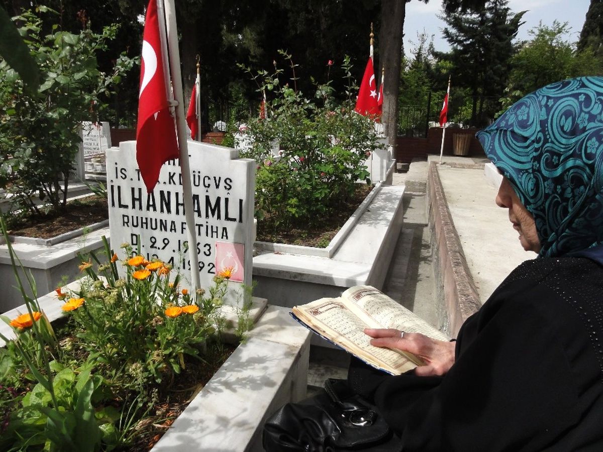 Anneler Günü\'nü Şehit Oğlunun Mezarında Geçirdi