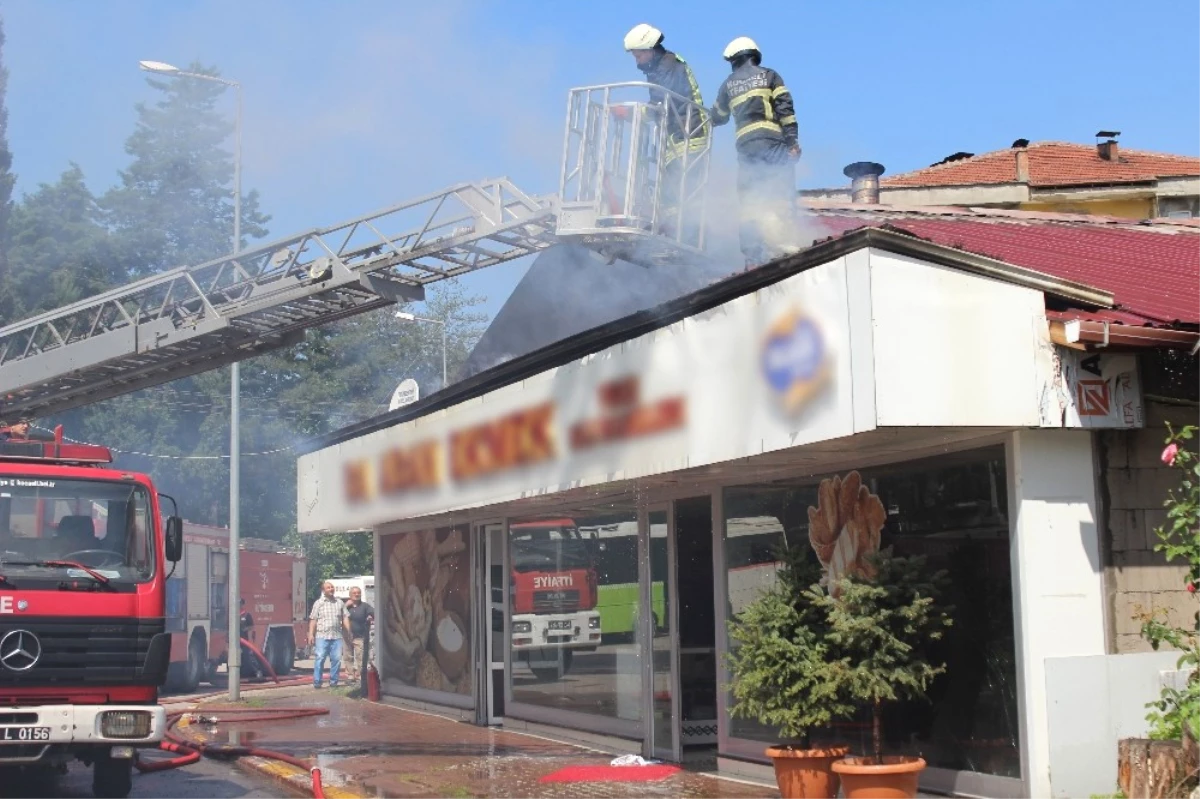 Bacadan Çıkan Yangın Ekmek Fırınını Kül Etti