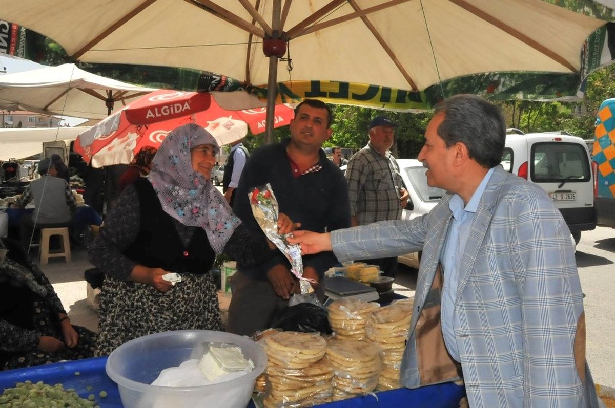Başkan Akkaya\'dan Annelere Çiçek