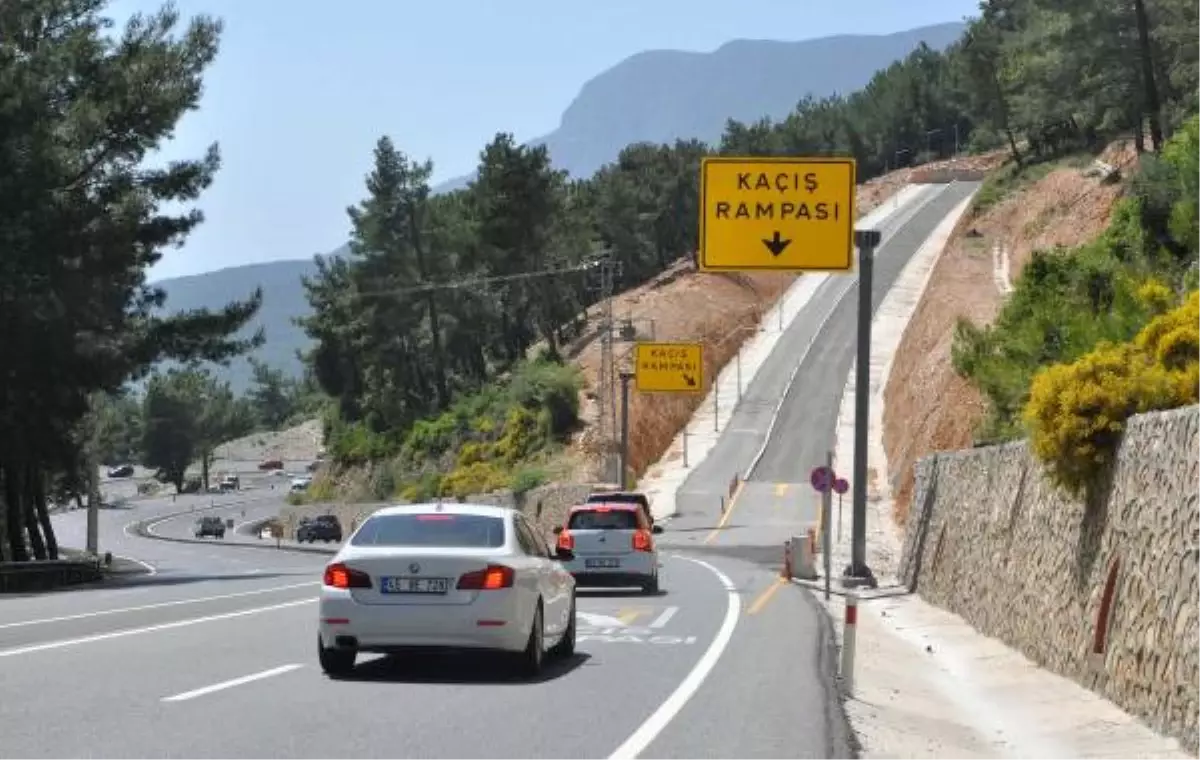 Buca\'da En Acı Anneler Günü; 24 Kaza Kurbanı Gözyaşlarıyla Uğurlandı (6)