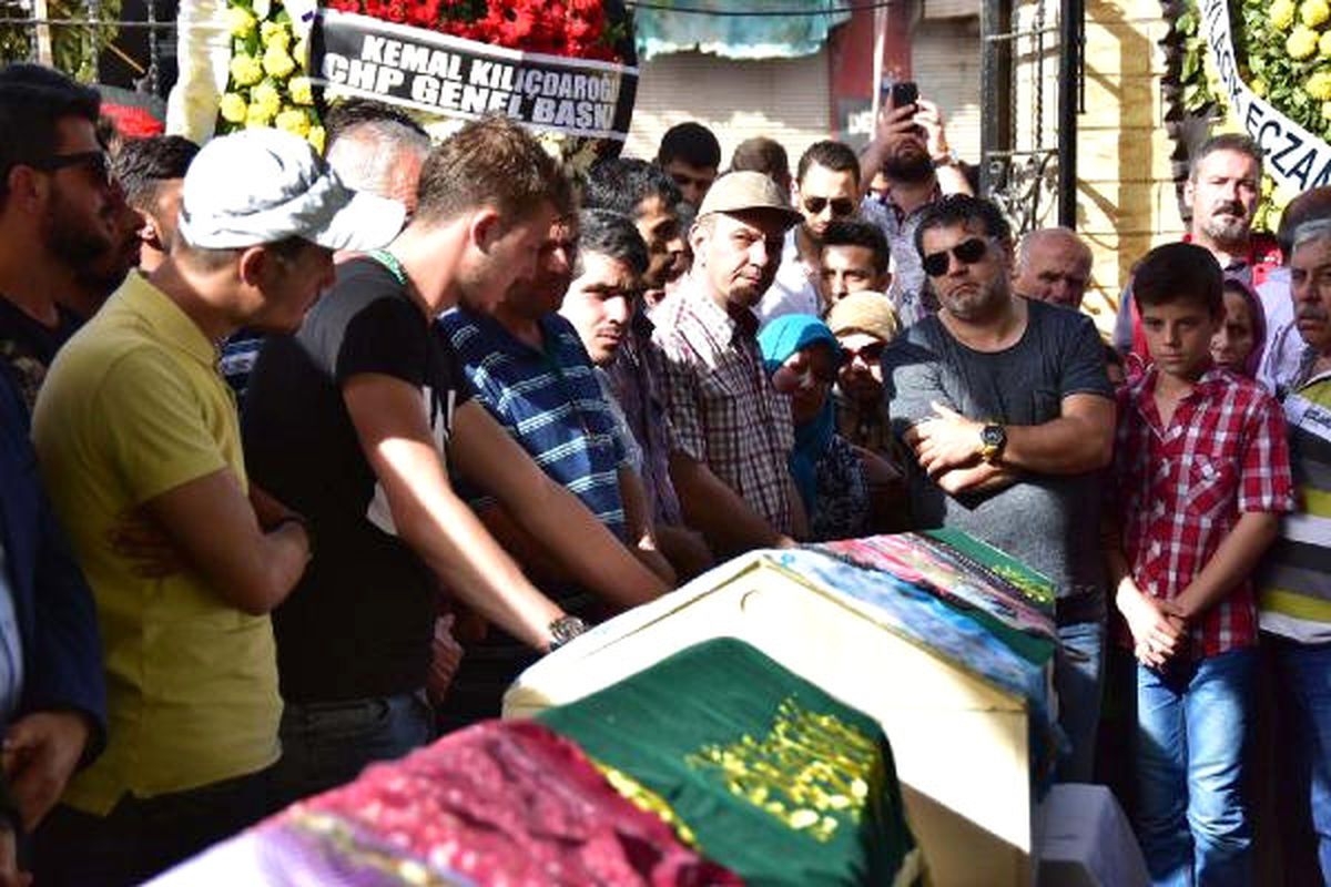 Buca\'da En Acı Anneler Günü; 24 Kaza Kurbanı Gözyaşlarıyla Uğurlandı (9)