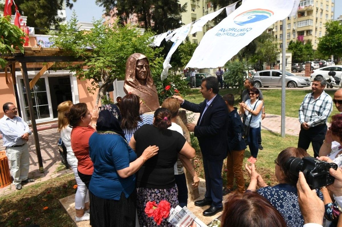 Çetin, Anneler Günü\'nde Zübeyde Hanım Büstü Açtı