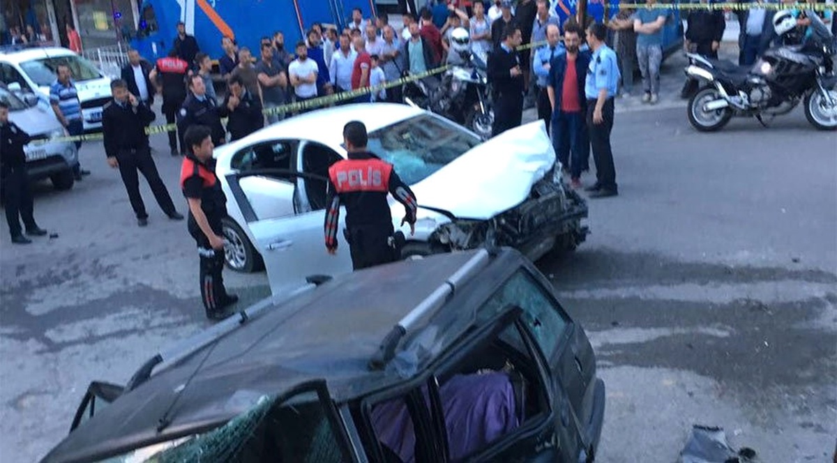 Dha İstanbul - Kartal\'da Polisle Kovalamaca Kazayla Bitti, 6 Yaralı 3 Gözaltı