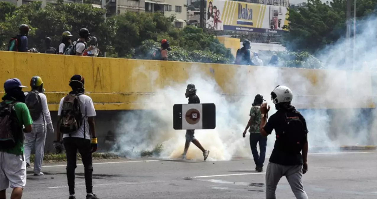 Venezuela\'da Sokak Olaylarıyla Baş Edemeyen Maduro 2018\'de Seçim Sözü Verdi