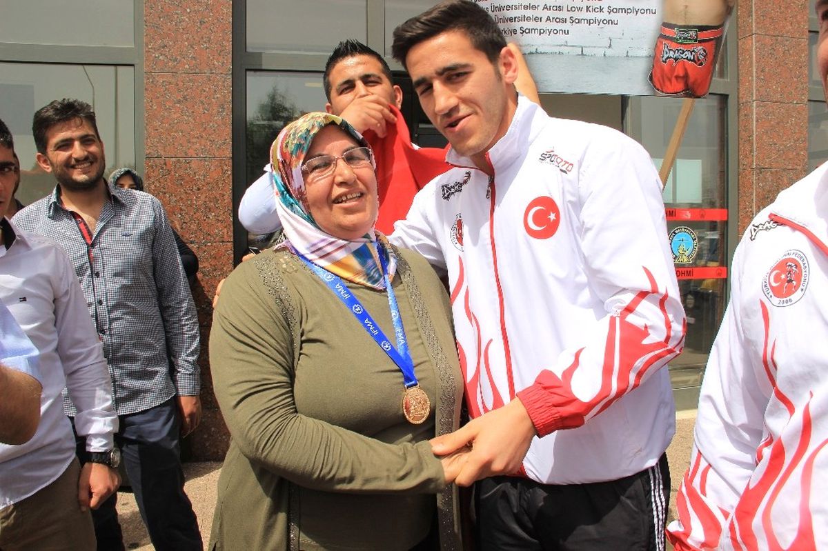 Dünya Şampiyonundan Annesine Anlamlı Hediye