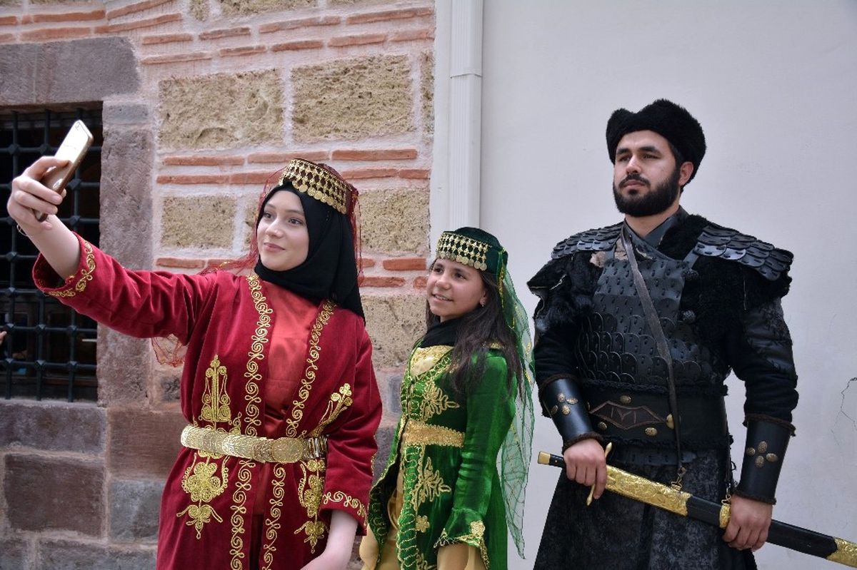 Ertuğrul Gazi Türbesi Önünde Nöbet Tutan Kayı Alpleriyle Fotoğraf Çektirmek İçin Sıraya Giriyorlar