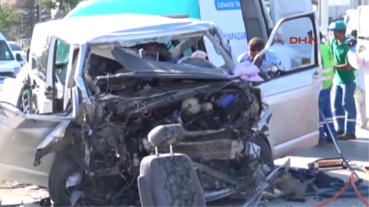 Eskişehir\'de Minibüs Tır\'a Arkadan Çarptı 2 Ölü, 7 Yaralı