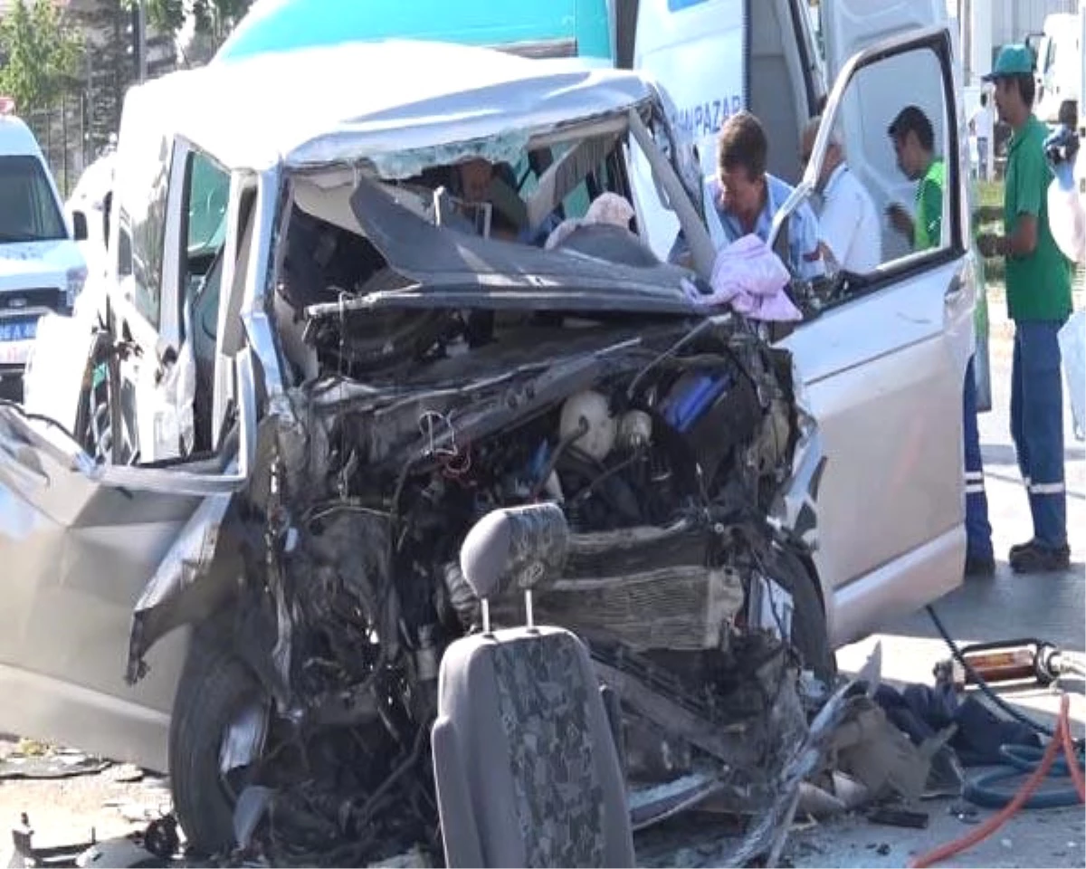 Eskişehir\'de Minibüs Tır\'a Arkadan Çarptı: 2 Ölü, 7 Yaralı