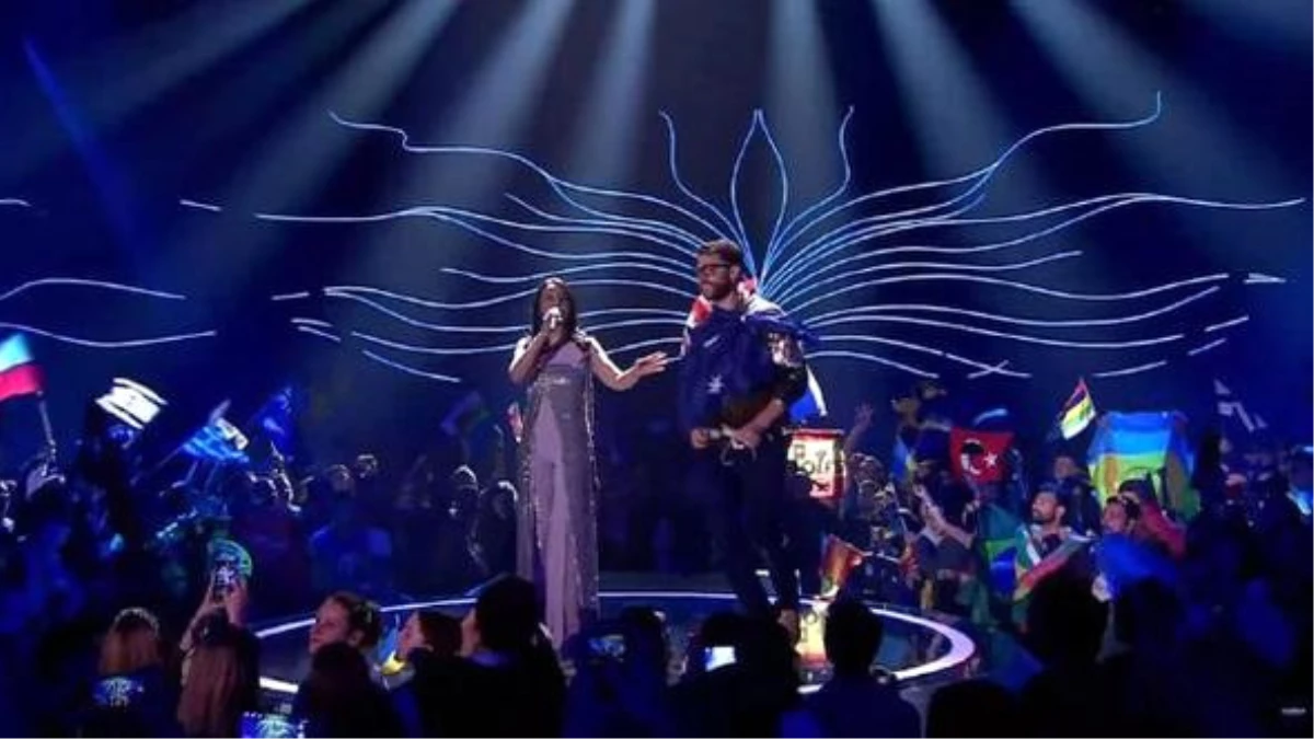 Eurovision\'da Skandal: Sahneye Fırladı Bir Anda Donunu İndirdi