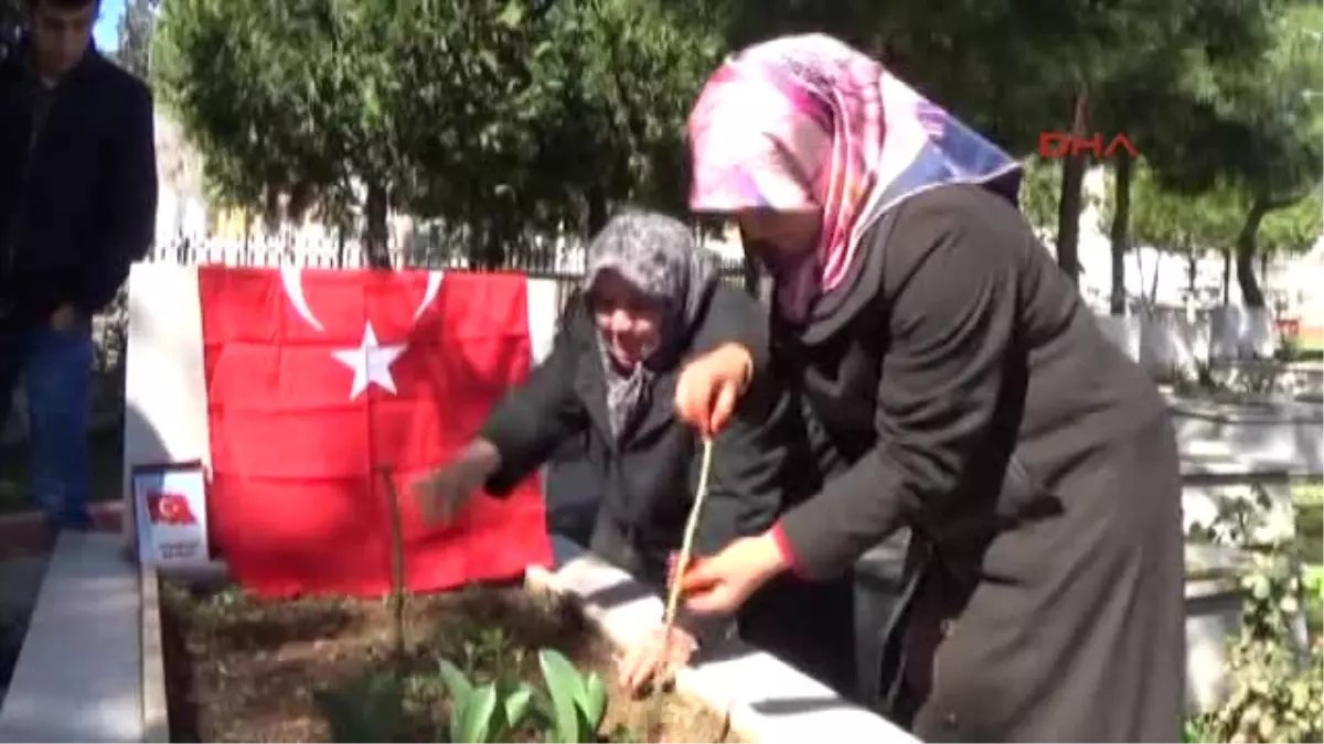 Gaziantep 22 Yıldır Şehit Oğlunun Sembolik Mezarını Ziyaret Ediyor