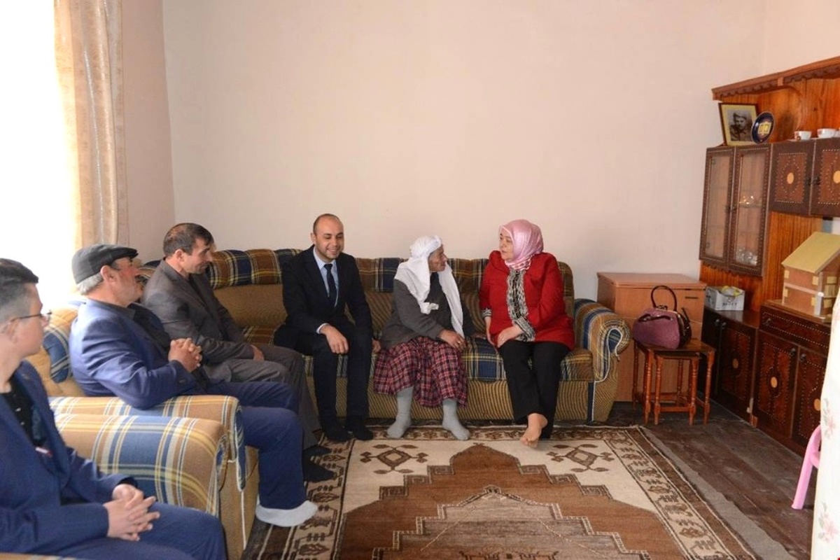 Hacer Özefe\'den Şehit Anneleri ve Gazi Eşlerine "Anneler Günü" Ziyareti