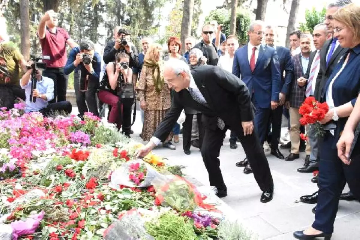 Kılıçdaroğlu, Zübeyde Hanım\'ın Mezarını Ziyaret Etti