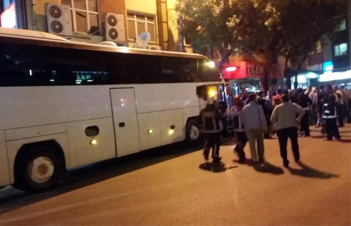 Kontrolden Çıkan Tur Otobüsü Park Halindeki Araçlara Çarptı: 1 Yaralı