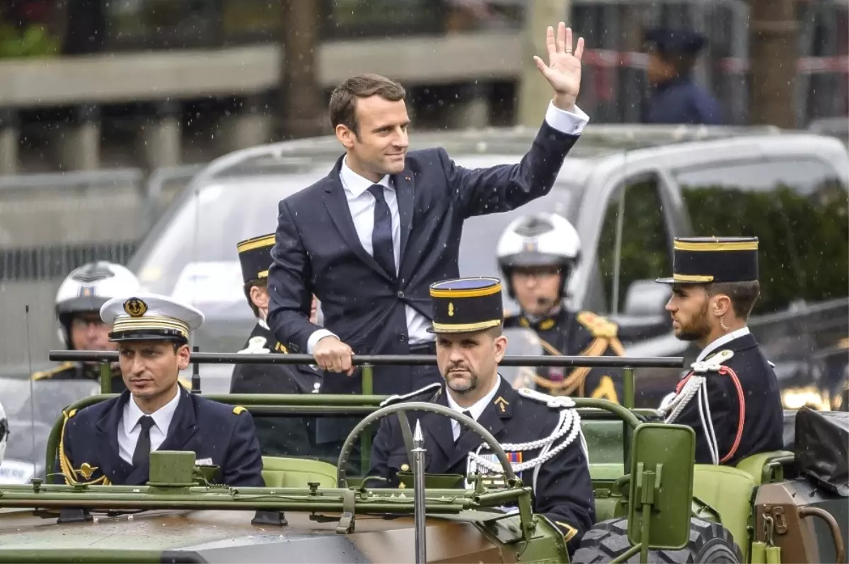 Macron Halkı Selamladı