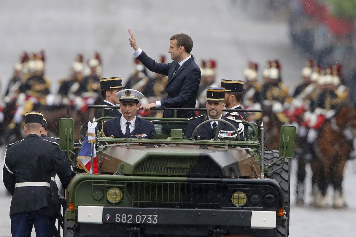 Macron Halkı Selamladı
